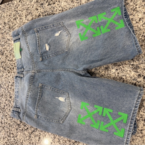 Off-White - Picture 2 of 4